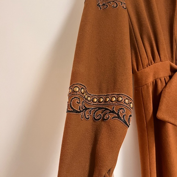 Gorgeous mid length brown wool winter coat with black sequin and bronze accents - Picture 4 of 4